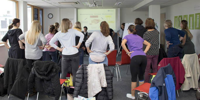 Übungsphase im Workshop für die Erzieher*innen der Casa dei Bambini