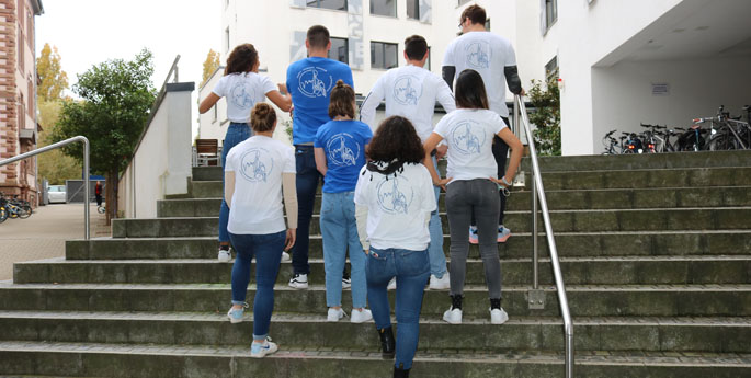 Auszubildende präsentieren Physioshirts