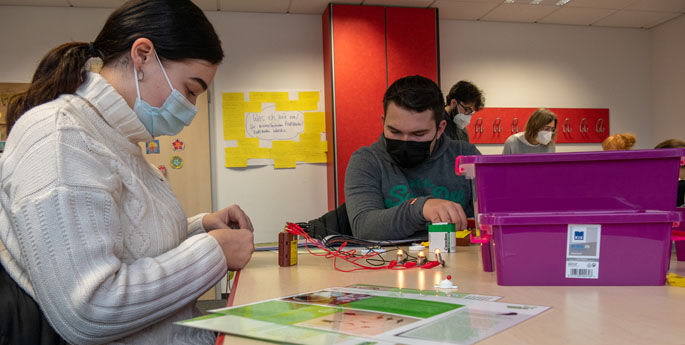 Erzieher*innen-Auszubildenden beim Experimentieren zu Elektrizität