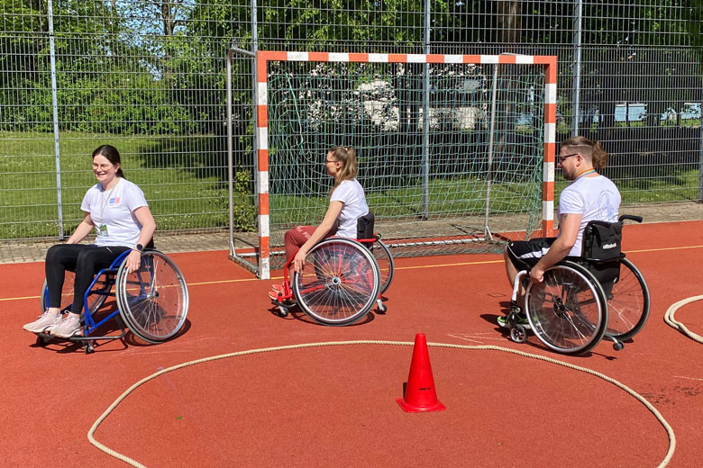 Selbterfahrung im Rollstuhl beim Sporttag in Wasser