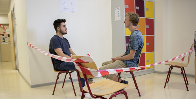 Drei Minuten Blickkontakt – Kunstinstallation des Kurses Literatur und Theater
