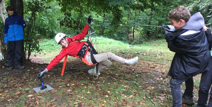 8.-Klässler beim Outdoor-Teamtraining – Aufgabe "Säure See"