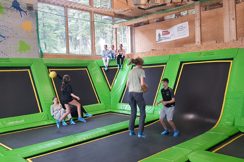 Klasse 8 im Trampolinpark