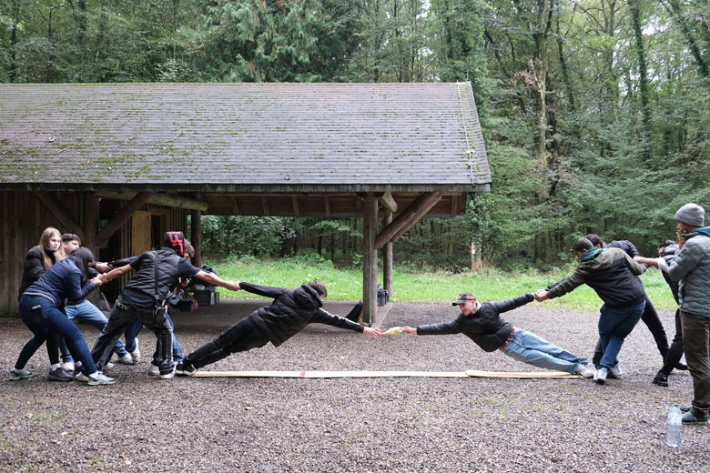 Teamaufgabe beim Outdoor-Teamtraining