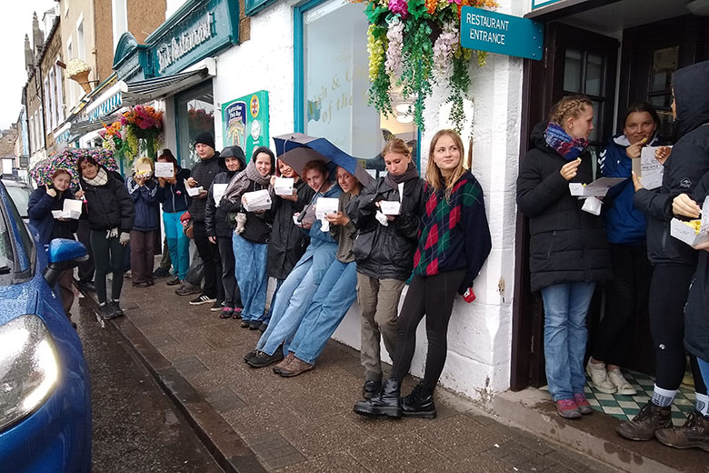 Studienreise Edinburgh Klasse 12 – Fish & Chips-Essen