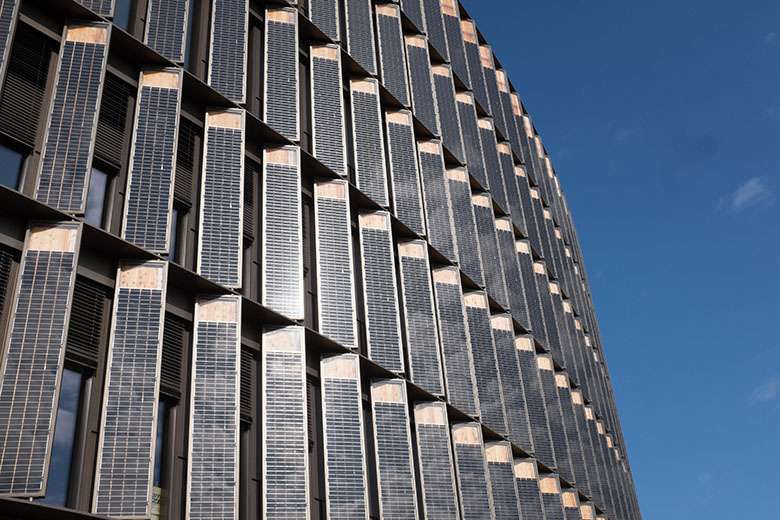 Solarmoduke an der Holzfassade des Freiburger Rathauses