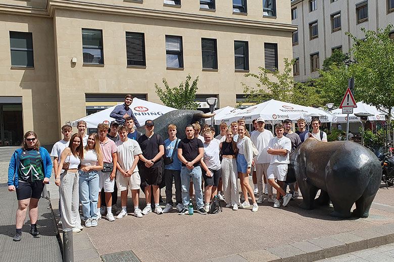 Unsere Schüler*innen vor der Frankfurter Börse