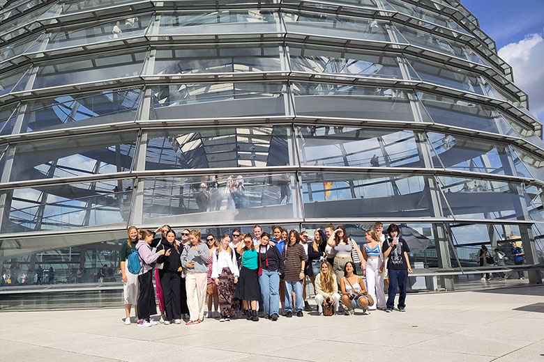 Unsere Schüler*innen vor dem Bundestag