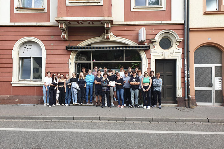 Die 10B vor der Freiburger StraßenSchule