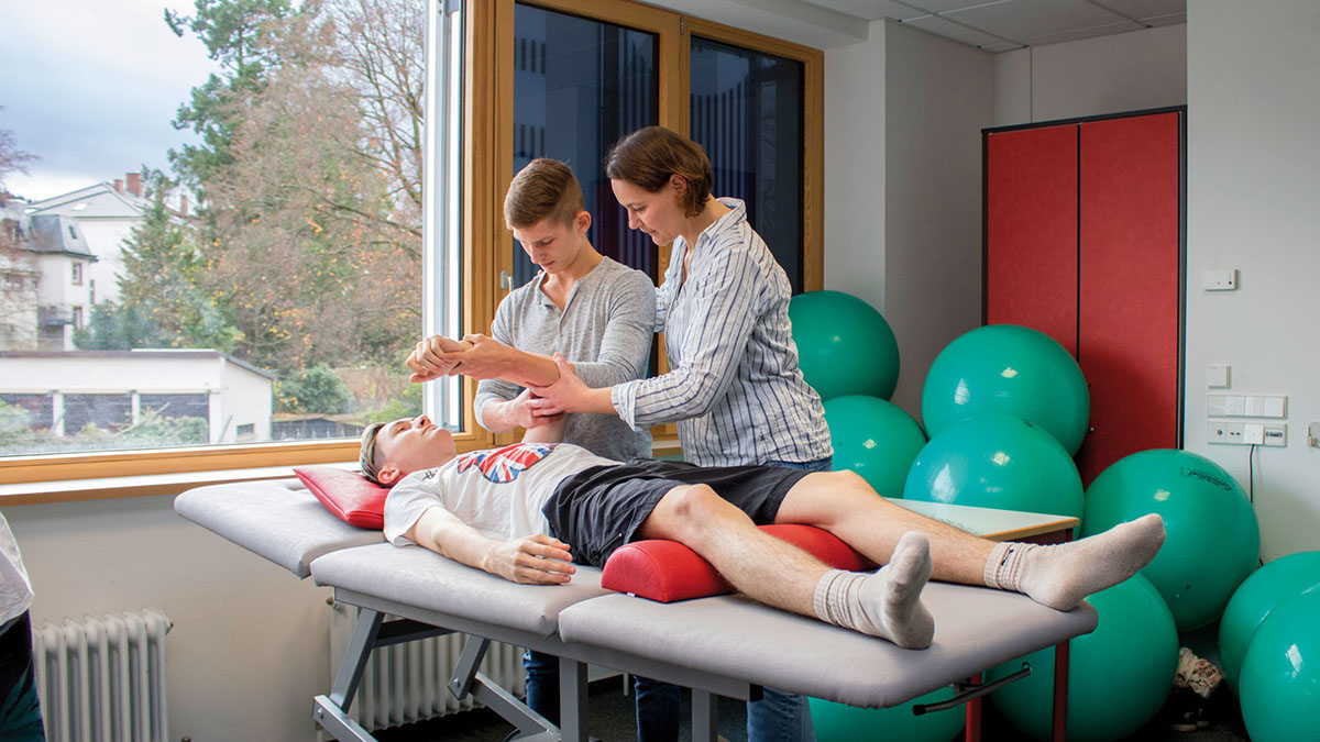 Praktischer Unterricht an unserer Berufsfachschule für Physiotherapie