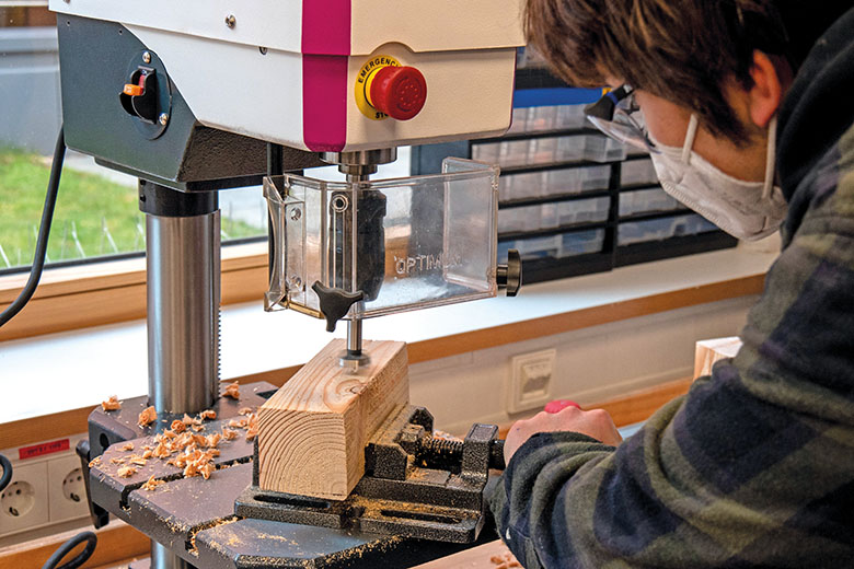 Arbeit an der Bohrmaschine im TG ab Klasse 8